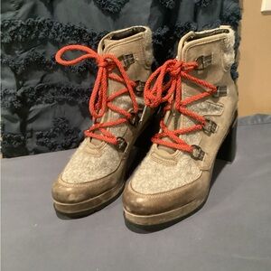 Sorel Gray and Red Heeled Boots with Chunky Heel